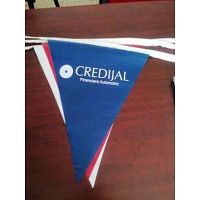 Banderines de plástico con logos y publicidad en Cancún